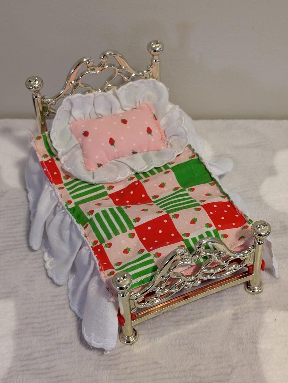 Vintage Strawberry Shortcake "Berry Happy Home" Berry Snuggly Bedroom, 1983 - Picture 1 of 12